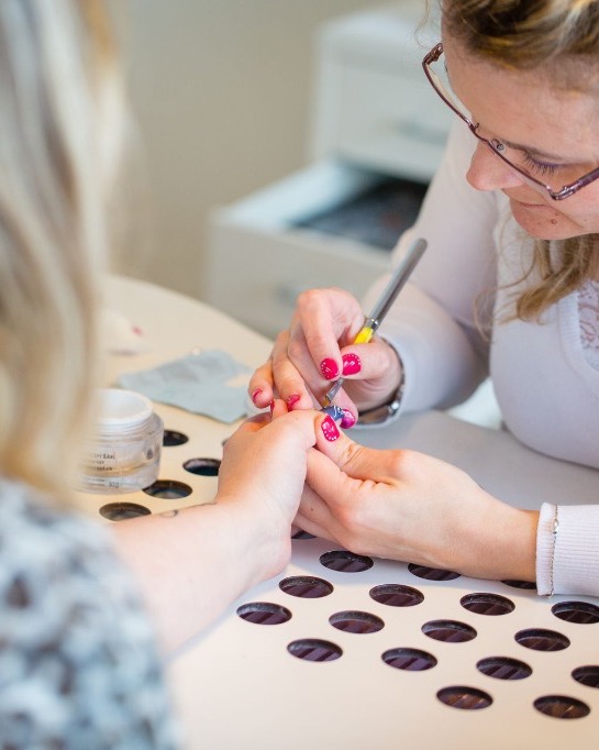 Manucure et vernis semi-permanent réalisé par Gabrielle à l'institut